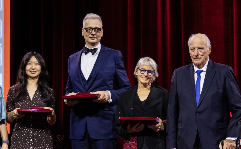 Award presentation to the laureates with King Harald